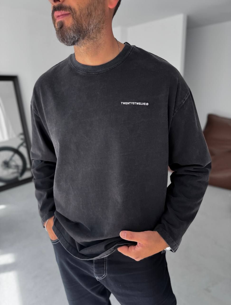 Купити Чоловічий oversize лонгслів з написом - чорний tt2463 в